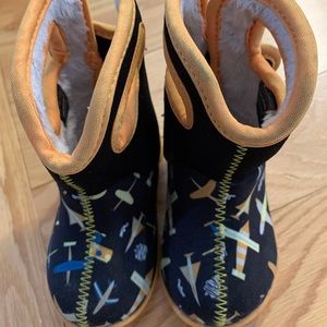 Bogs toddler boots size 4